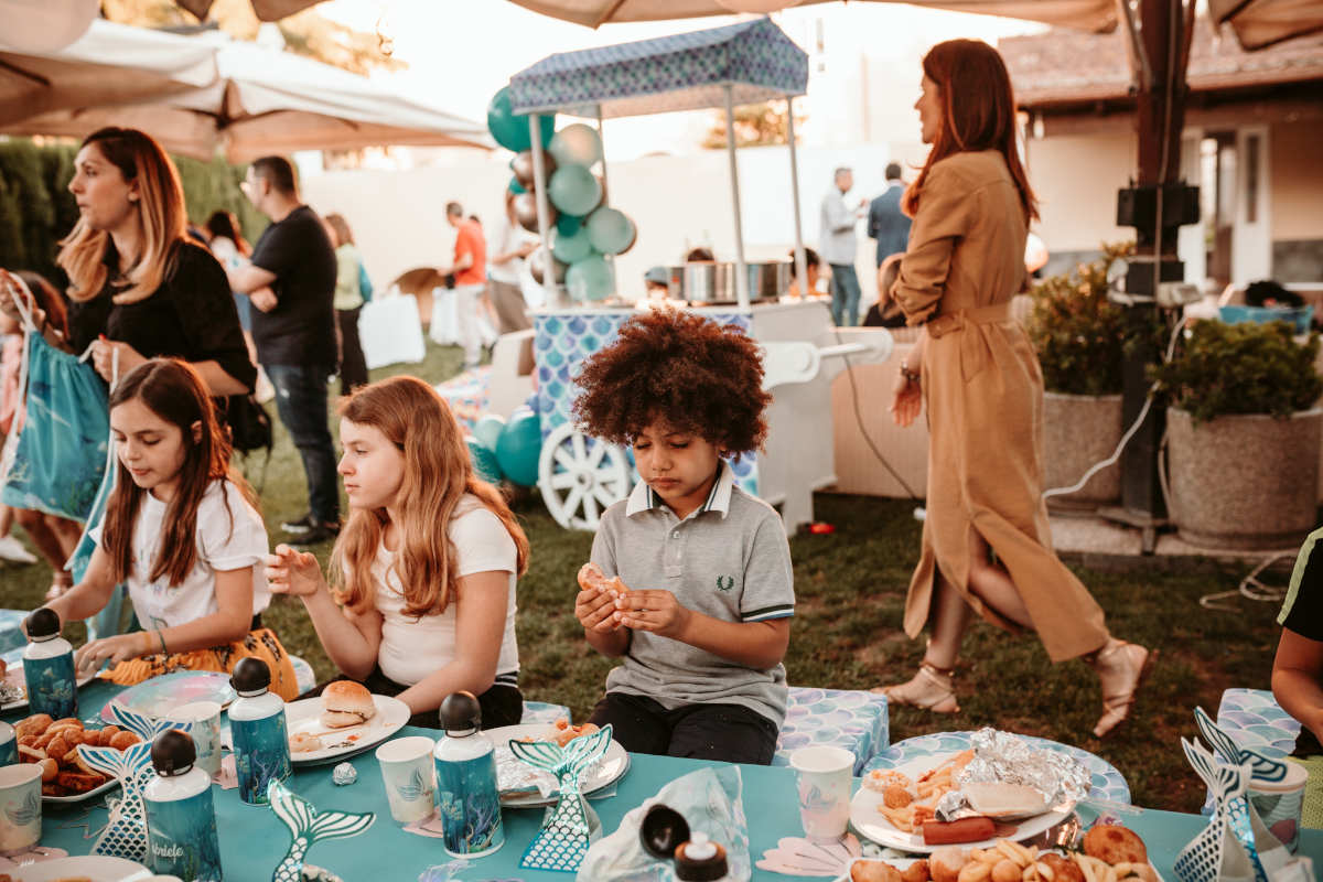 La mamma di Azzurra mi ha chiesto di organizzare una festa a tema Sirenetta per il compleanno della sua piccola. La location? I bellissimi giardini di Villa Buonanno