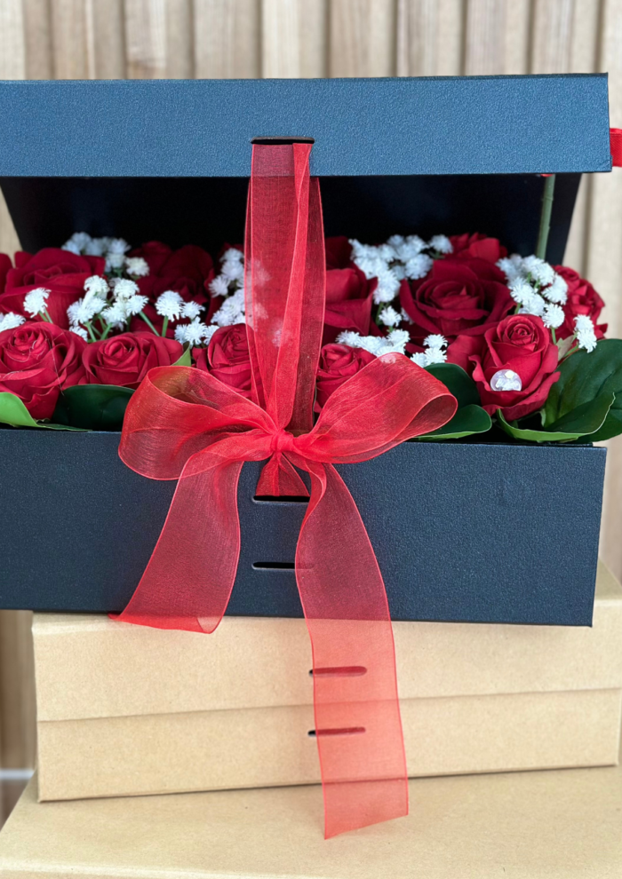 Box Elegante con Rose e Gipsofila