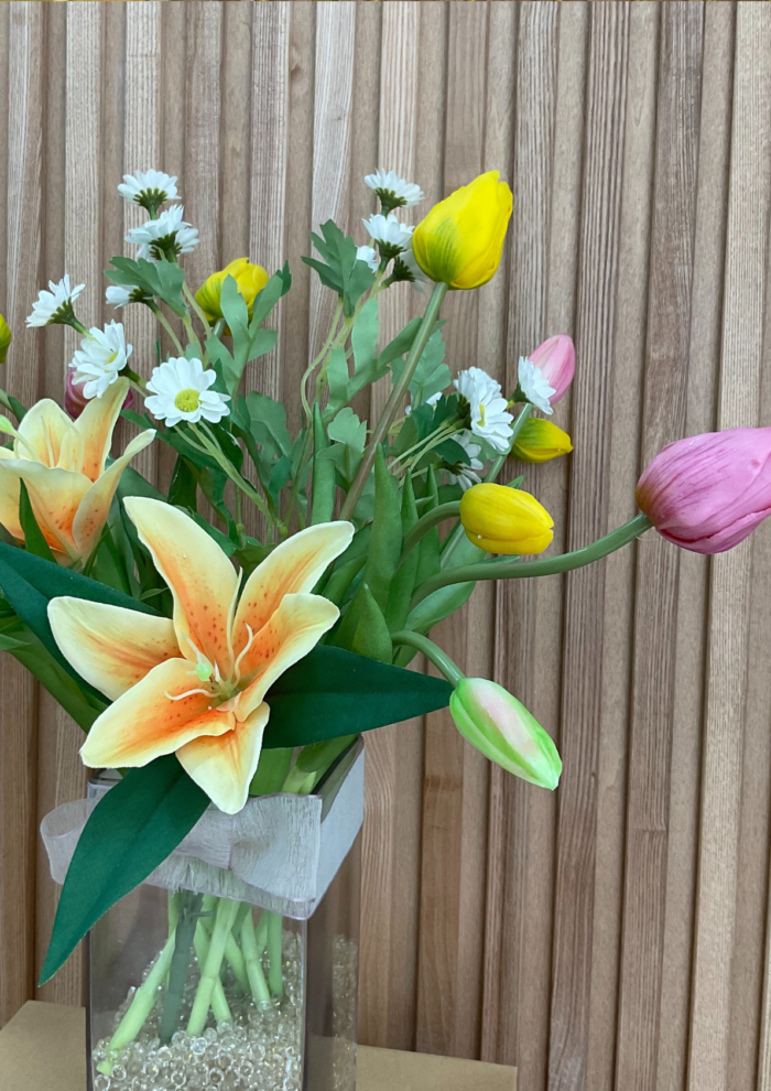 Vaso Trasparente con Tulipani e Margherite 