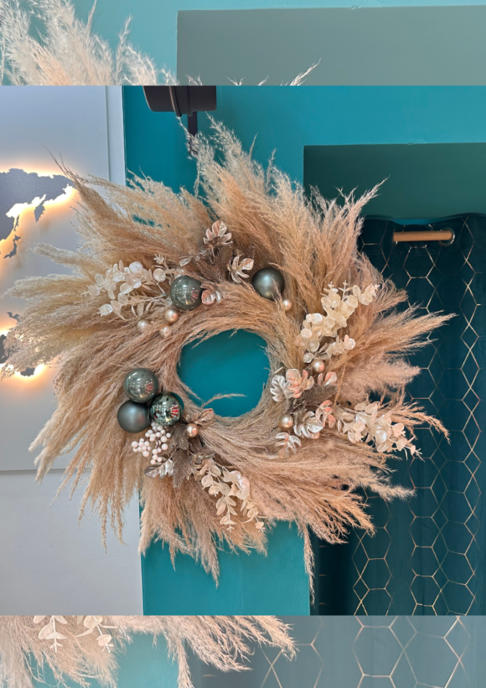 Ghirlanda Decorativa con Pampas e Sfere Eleganti